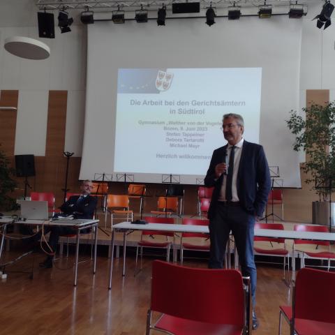 Kurz vor Schulende durften unsere Abschlussklassen einer hochinteressenten Präsentation der Arbeit in den Gerichtsämtern beiwohnen. Dr. Michael Mayr, Generalsekretär der Region Trentino-Südtirol, und Dr. Stefan Tappeiner, vorsitzender Richter des Strafbereichs am Landesgericht Bozen, präsentierten ihre Arbeitsbereiche sehr, sehr anschaulich, gingen auf die zahlreichen Schülerfragen ein und stellten verschiedene Arbeitsmöglichkeiten vor.